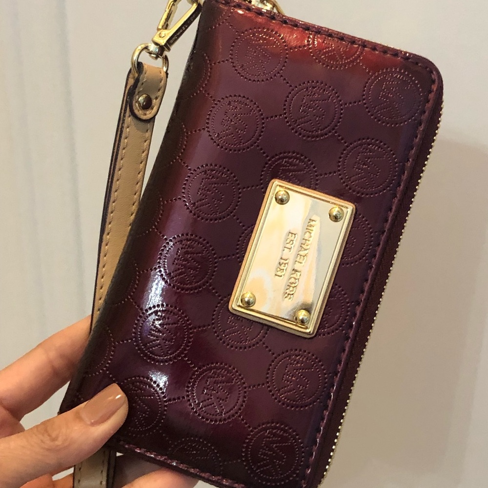 EUC - Michael Kors Wallet / Wrislet
